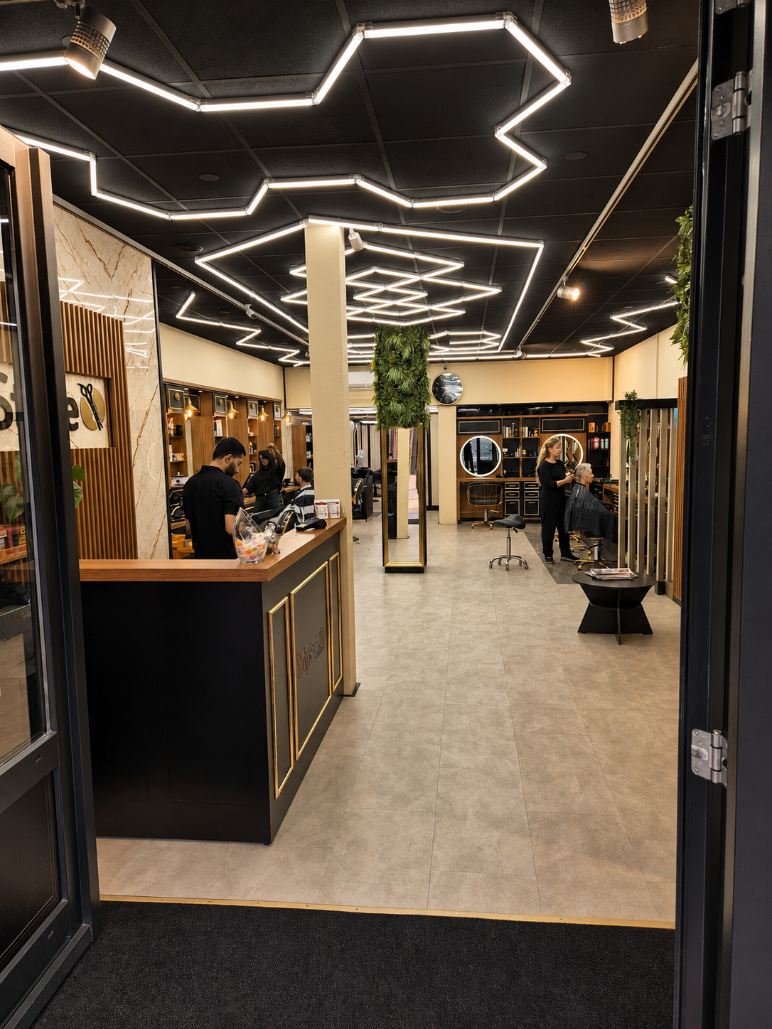 Team van Kapsalon My Style aan het werk in de salon