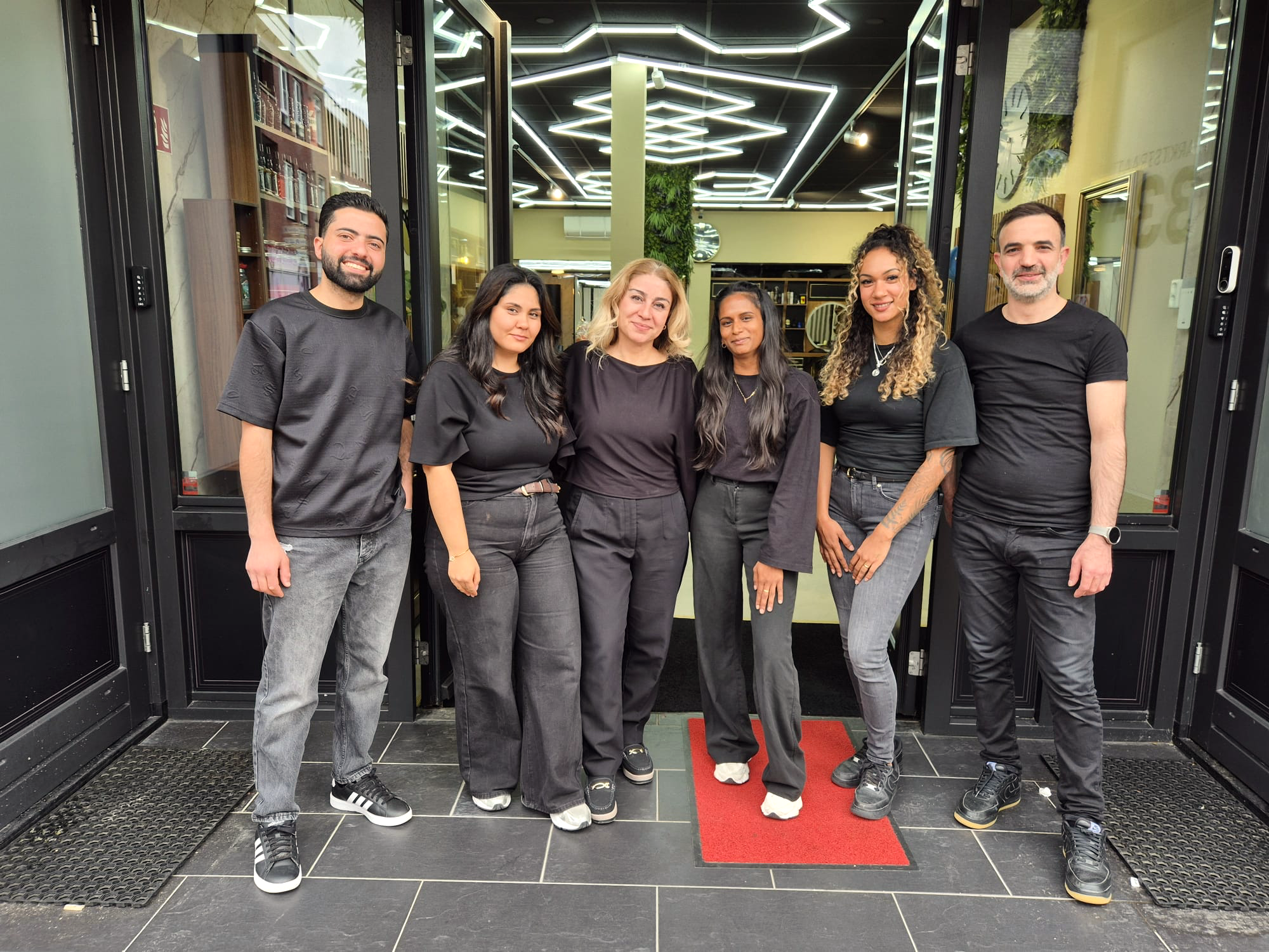 Team van Kapsalon My Style voor de salon aan Marktstraat 33 in Zevenaar